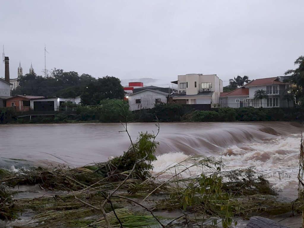 Rios transbordam e aulas são suspensas em Meleiro