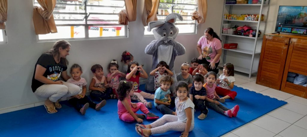 Coelho da páscoa visita escolas de Turvo