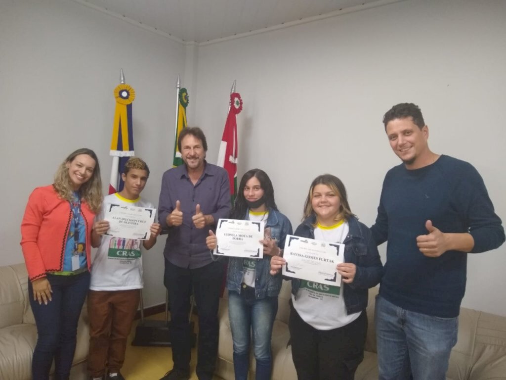 ENTREGA DOS CERTIFICADOS AOS JOVENS PARTICIPANTES DO PROJETO CAMINHO CERTO