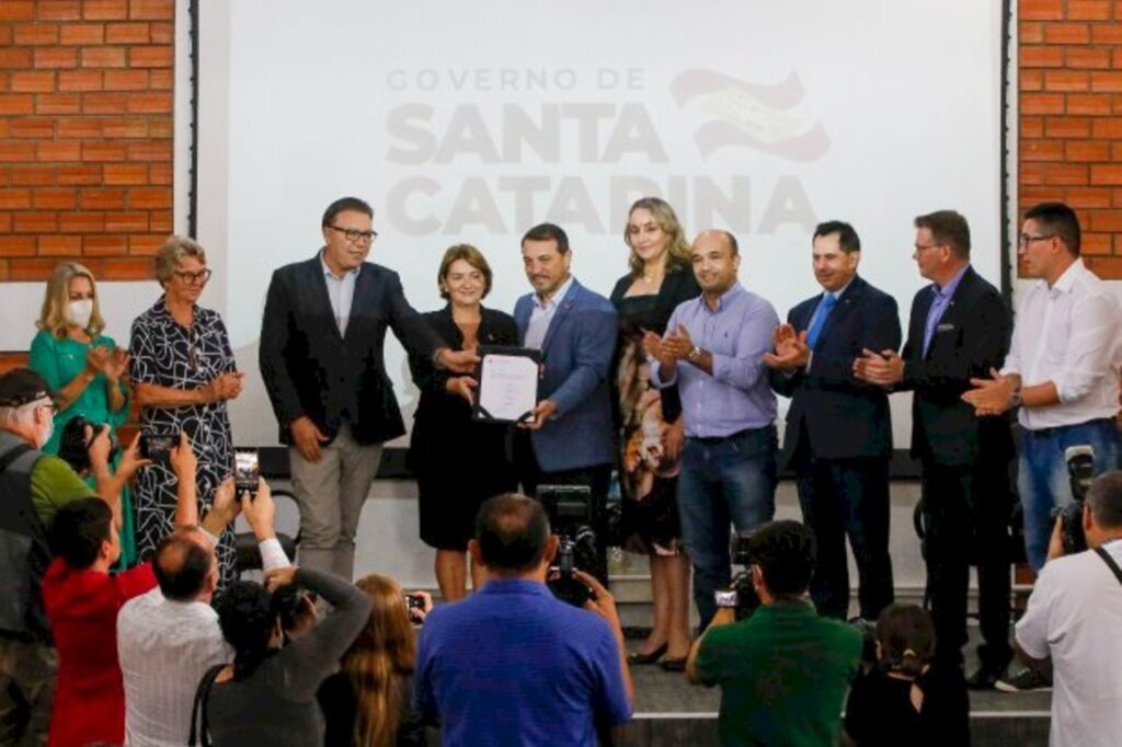 Carlos Moisés lança pedra fundamental de novo prédio e autoriza concurso público para FCEE