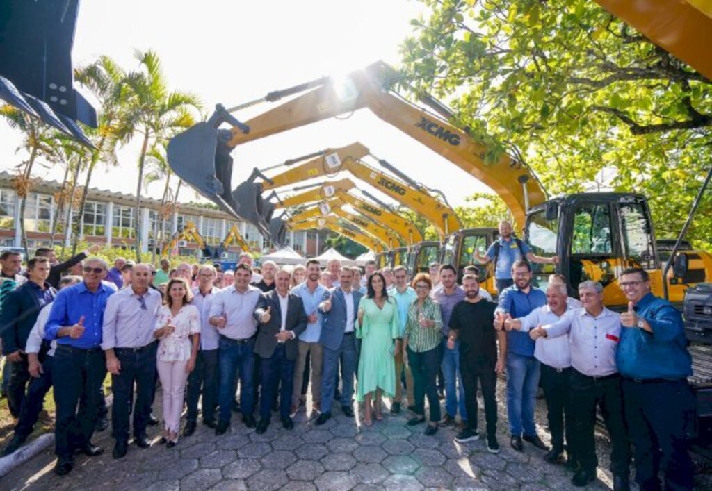 Carlos Moisés entrega máquinas agrícolas a 75 municípios de Santa Catarina