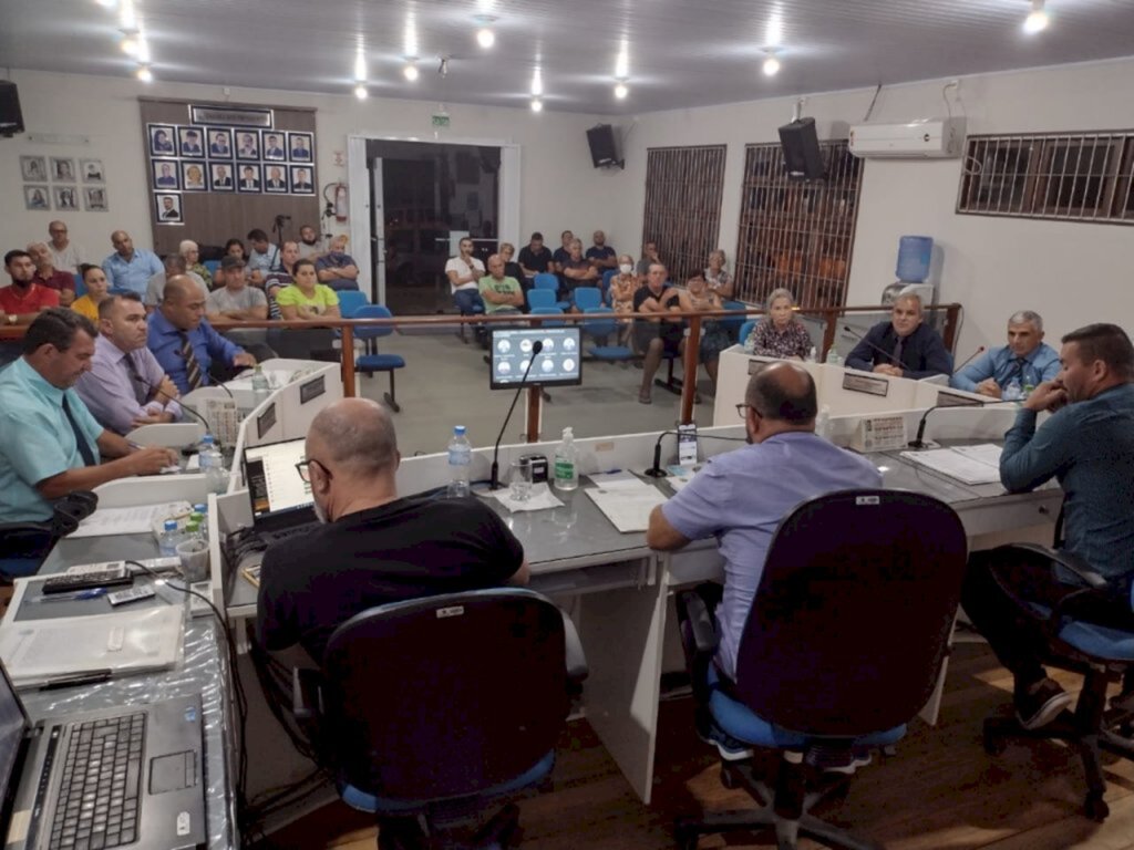 Vereadores denunciam que empresa do Paraná que fabricou os uniformes escolares é fantasma