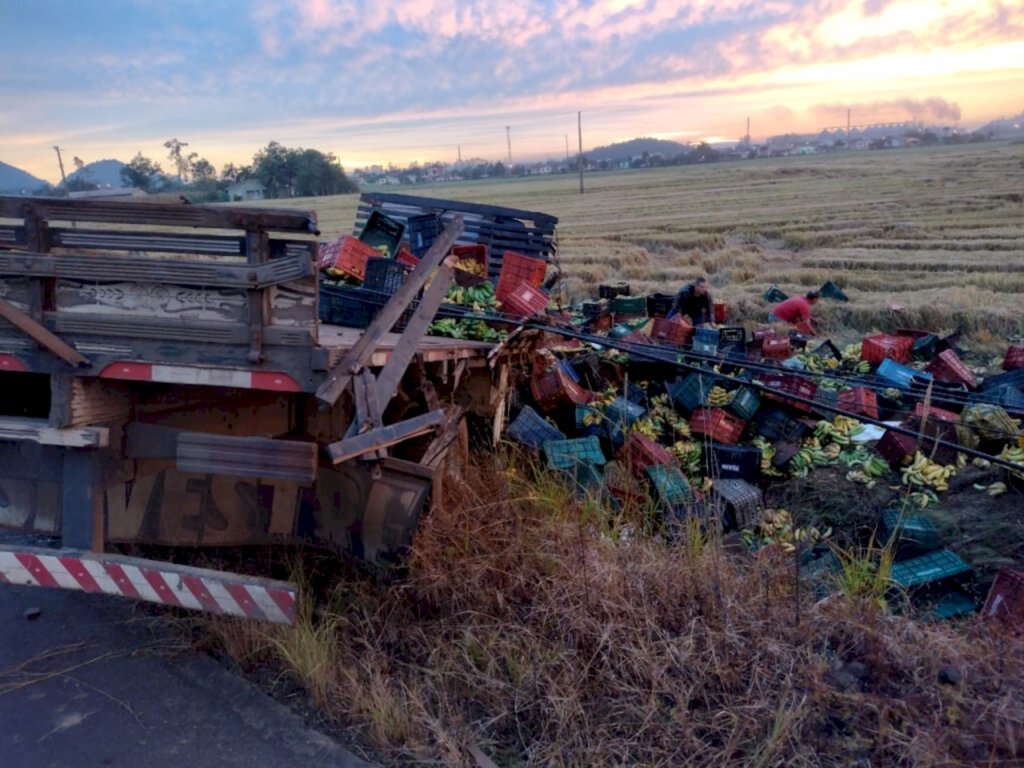 Caminhão de bananas sai da pista e derruba poste, na SC-447 e deixa Morro Grande sem energia