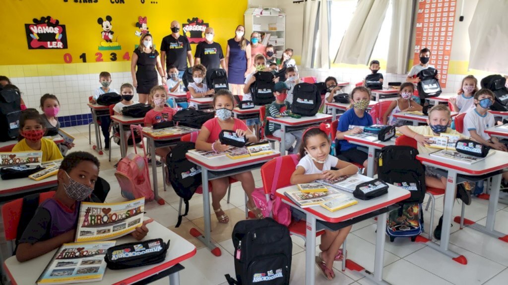 Alunos da rede municipal com kit escolar personalizado