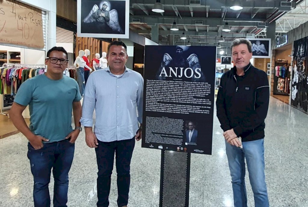 Secretário Estadual de Educação prestigia  mostra fotográfica em Sombrio