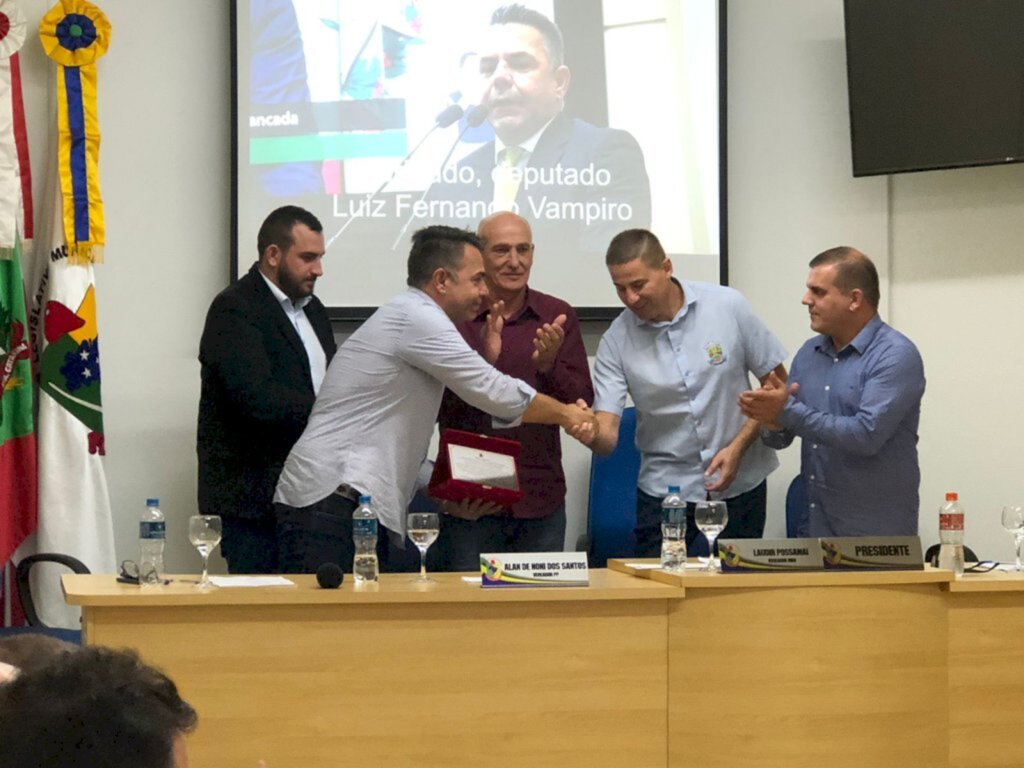 Vampiro e Moisés são homenageados no Legislativo de Jacinto Machado