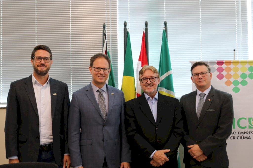 Em visita à Acic, cônsul dos Estados Unidos conhece potencialidades da região