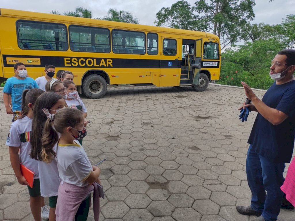 Estudantes da Escola 12 de Maio visitam Centro de Triagem de Maracajá