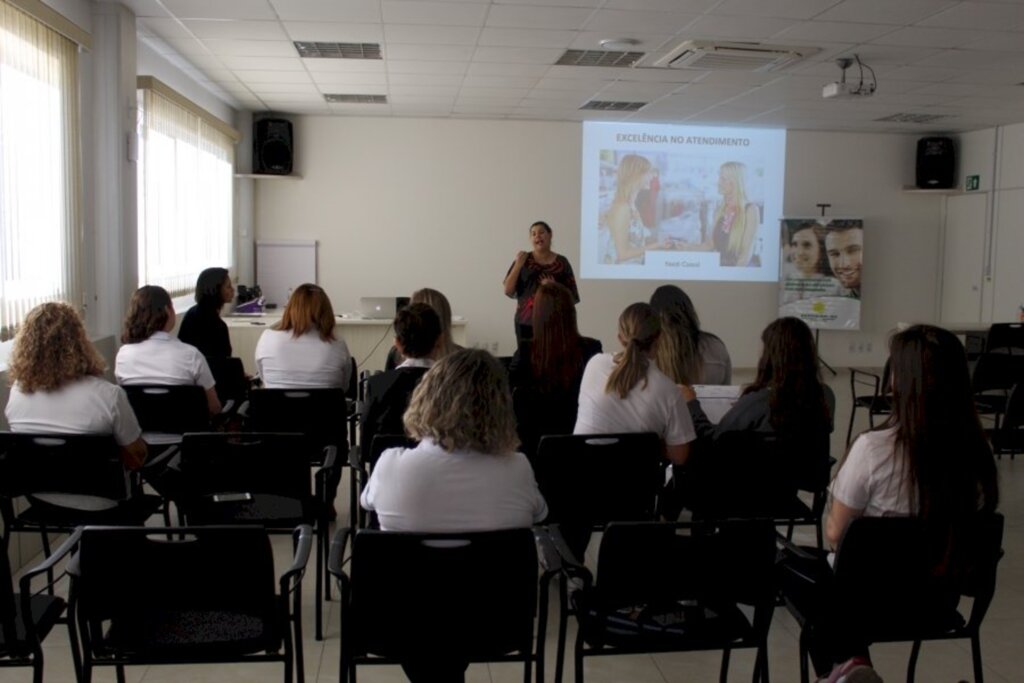 Treinamento aborda excelência no atendimento