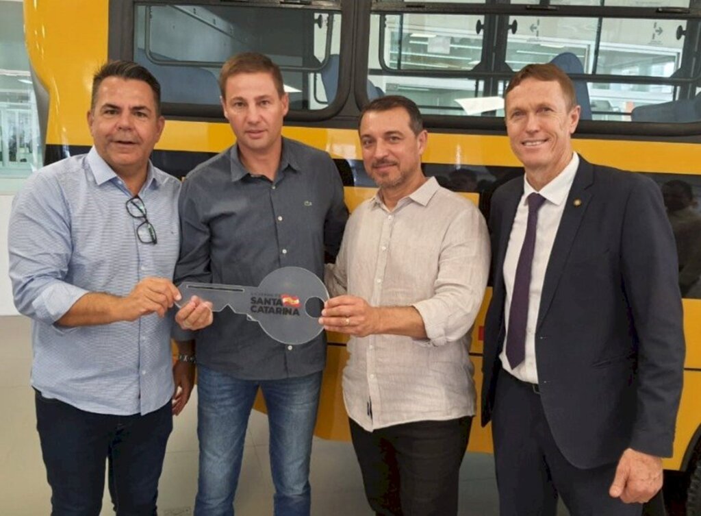 Jacinto Machado é contemplado com novo ônibus escolar