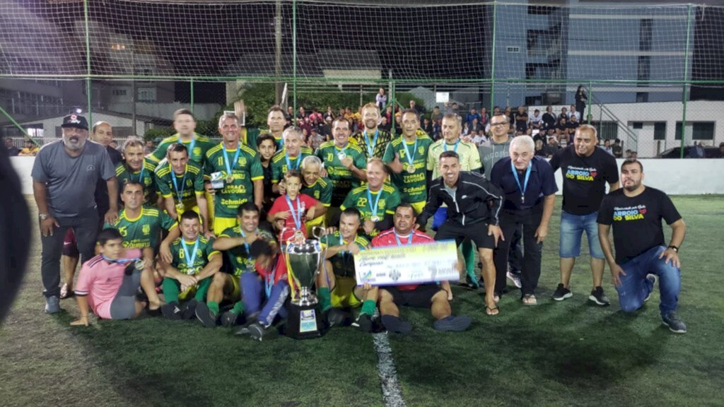 Equipes comemoram a vitória na final do Campeonato de Futebol 7 Sintético