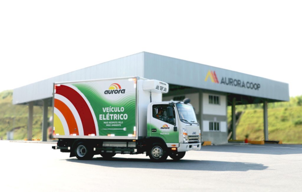 Aurora Coop investe em caminhões elétricos nas frotas de SP e RS