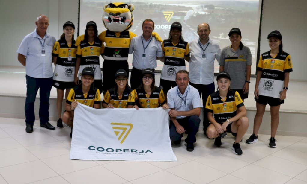 Time feminino do tigre visita Cooperja e conhece estrutura