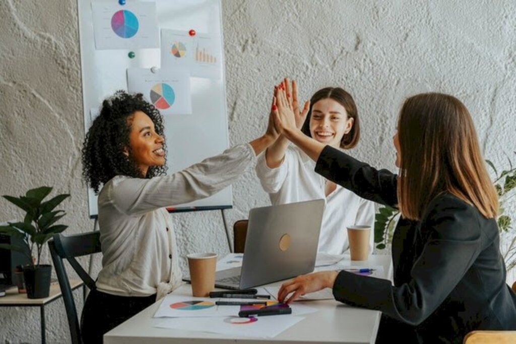 Mulheres se destacam no empreendedorismo e tecnologia; participação feminina no mercado de trabalho deve passar dos 60% até 2030