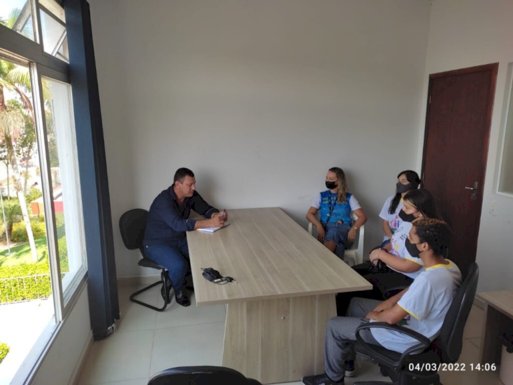 JOVENS DO PROJETO CAMINHO CERTO VISITAM O VICE-PREFEITO