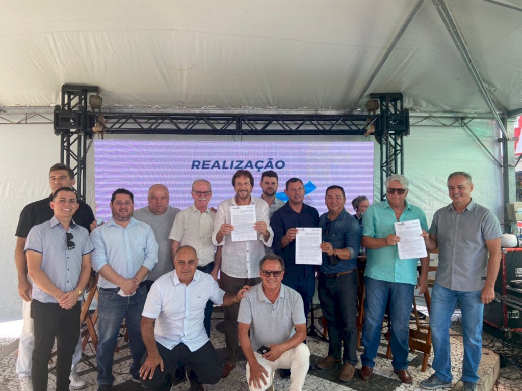 Vereadores participam de assinatura de ordem de serviço para obra de revitalização do Calçadão