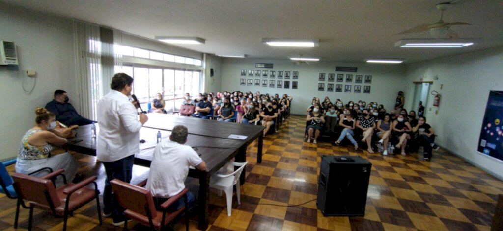 Administração e professores dialogam sobre piso do magistério