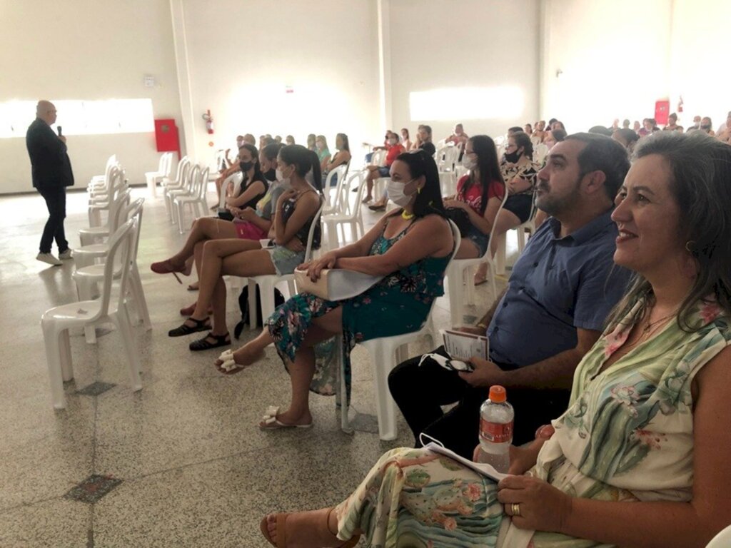 Educação recebe novos profissionais com encontro de boas vindas