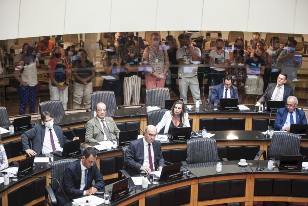 Deputados aprovam três projetos de lei na sessão desta terça (22)