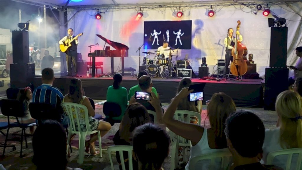 Apresentações culturais encantam o público na Praça Central