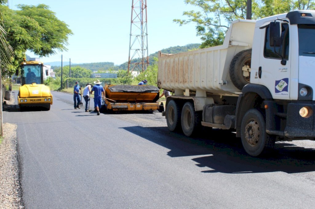 Ruas do bairro Zanette recebem asfalto