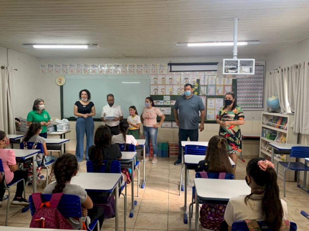 Prefeito Brambila acompanha retorno das aulas na Escola Eulália Oliveira de Bem