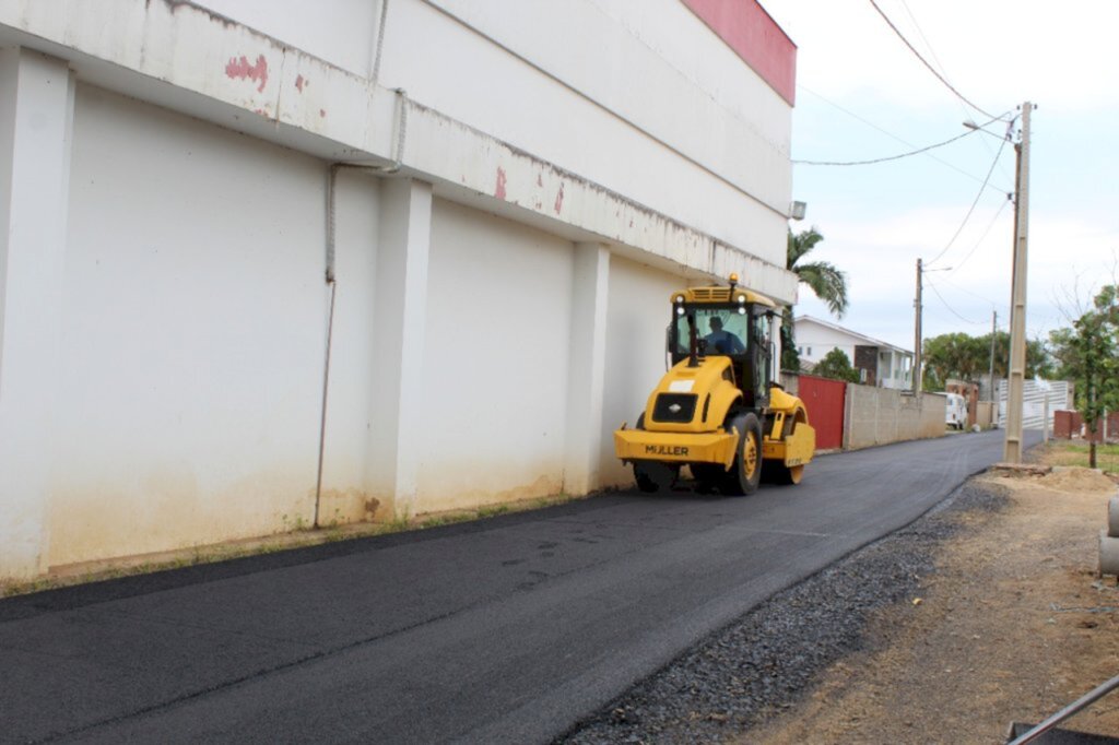 Prefeito e vice acompanham o andamento de obras no Município