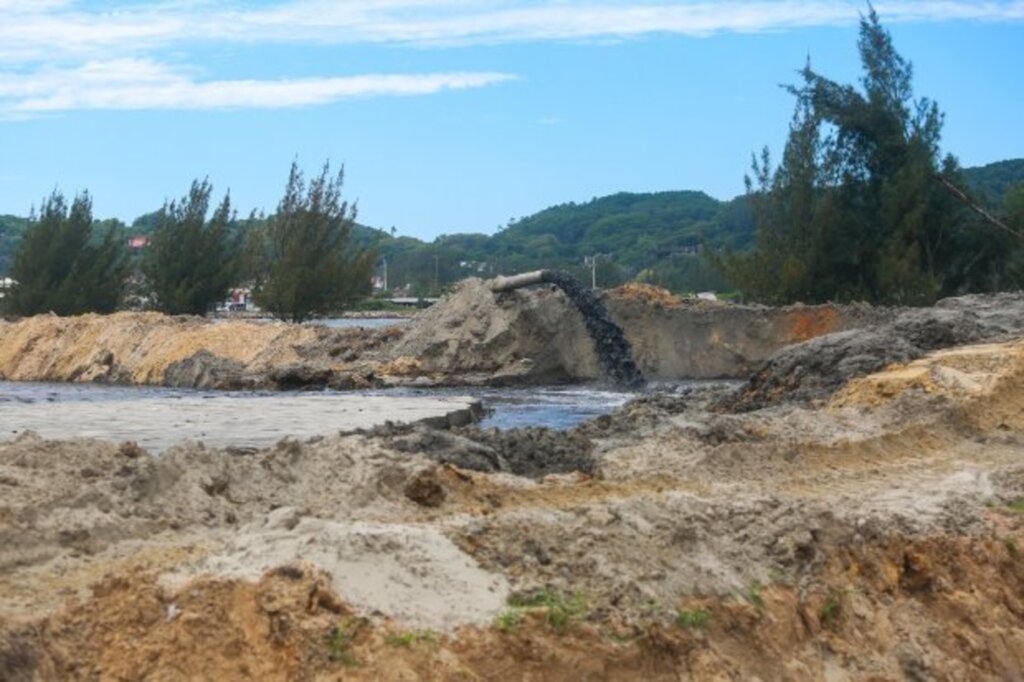 Obra do berço de atracação no Porto de Laguna envolve cuidados para a preservação dos botos