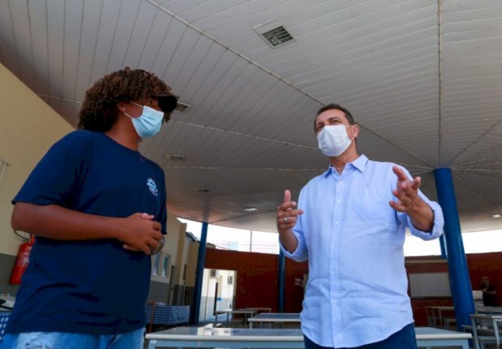 Governador visita escola e confere melhorias na área da educação na volta às aulas