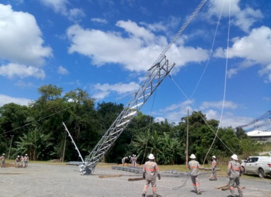 Celesc investe R$ 3,8 mi em torres de emergência para recuperar rede em casos de eventos climáticos