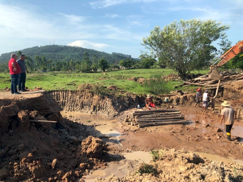 Obras para cabeceiras de pontes seguem em andamento