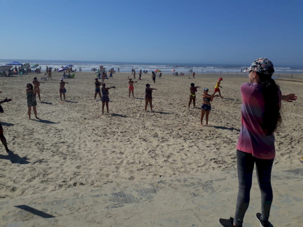 Atividades de esporte e lazer na beira da praia