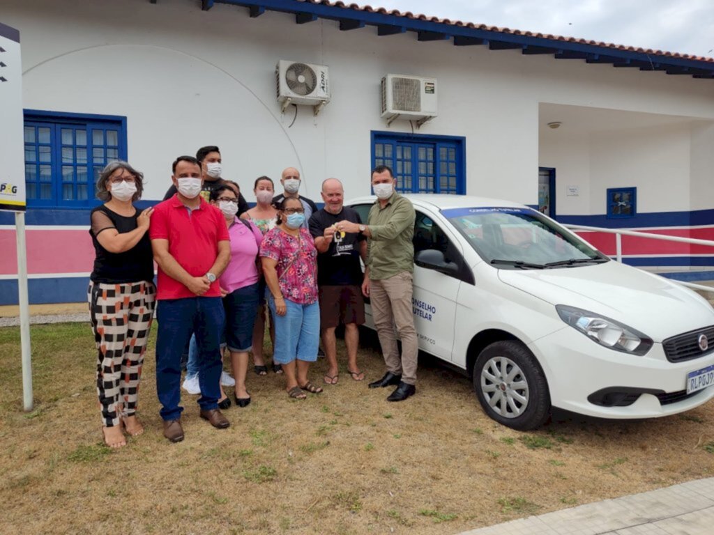 Balneário Gaivota  entrega carro 0 km para Conselho Tutelar