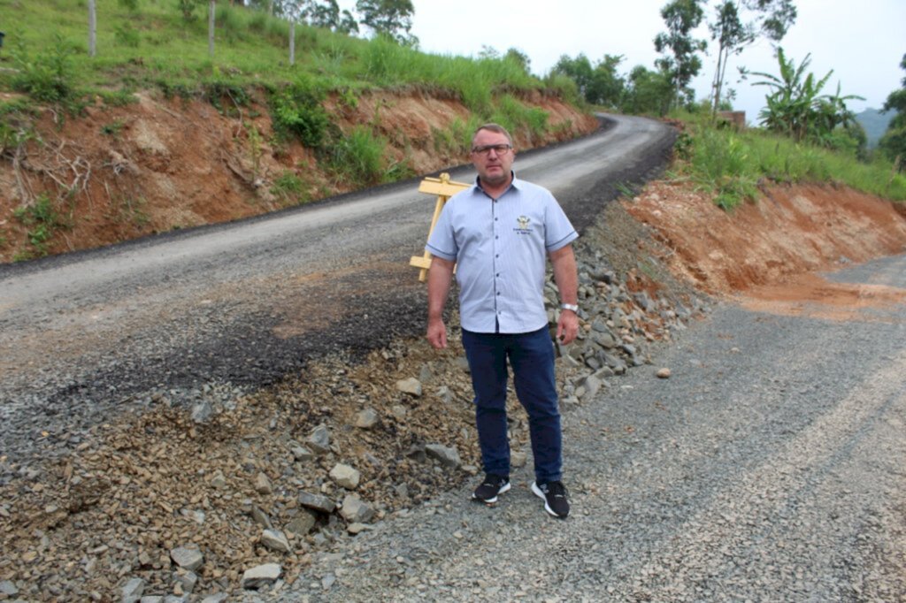 Prefeito visita parque industrial e confere obras em andamento