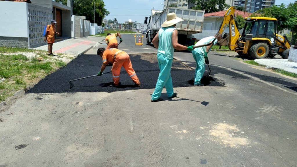 Secretaria de Obras de Ararangua realiza melhorias nas ruas