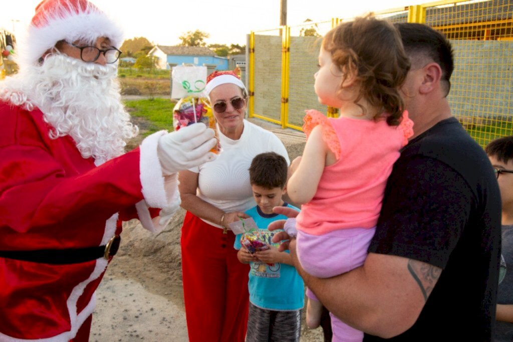 Caravana de Natal da prefeitura emociona e encanta moradores de Maracajá