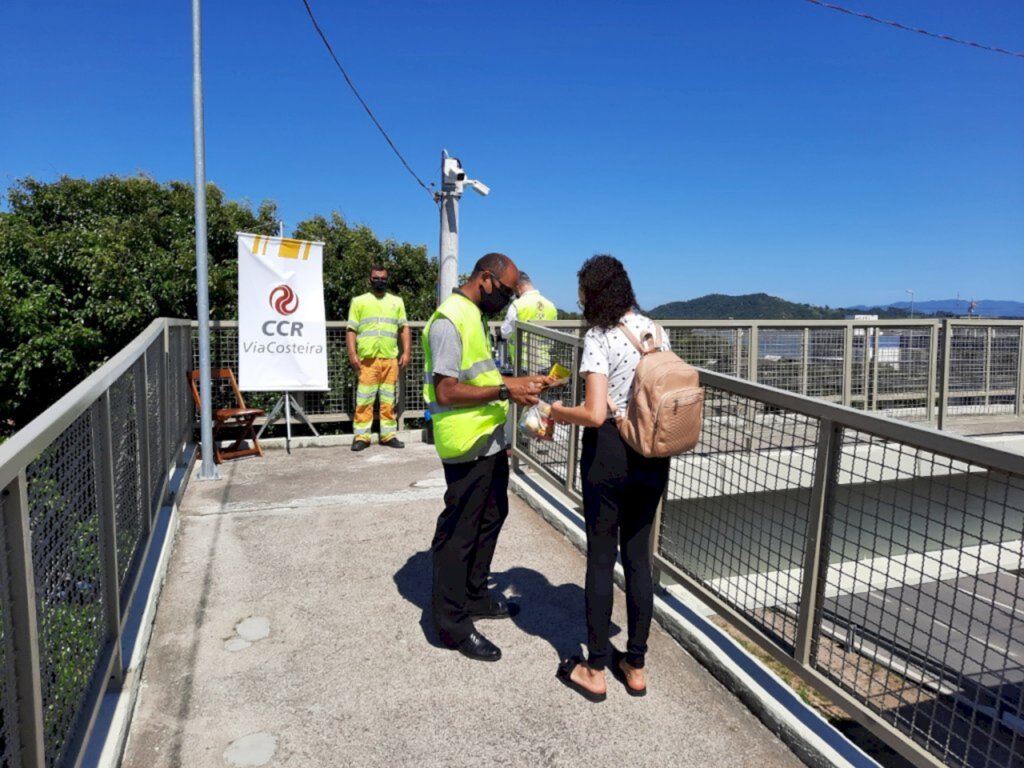 Ação da CCR ViaCosteira beneficia cerca de 60 pedestres em Laguna