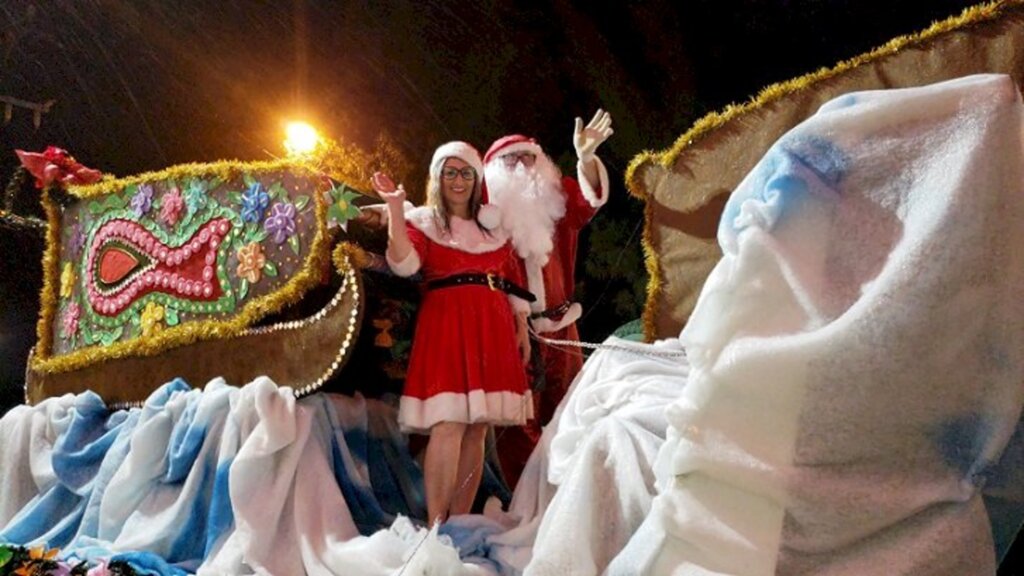 Famílias prestigiam chegada do Papai Noel em Balneário Arroio do Silva