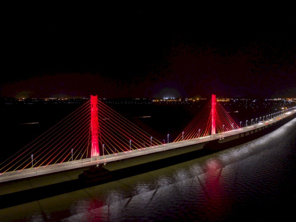 Ponte Anita Garibaldi em clima de Natal Iluminação da estrutura já reflete nos estais as cores verde e vermelho