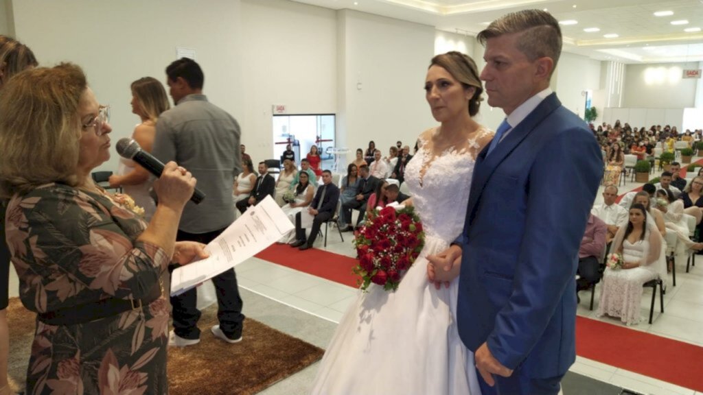 OFICIALMENTE CASADOS: 1º Cerimonial Público de Casamento Coletivo de Araranguá foi sucesso e emocionou a todos