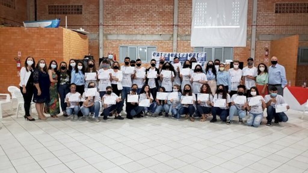 Jovens participam de capacitação e recebem certificado do projeto 'Trabalhando Juntos'