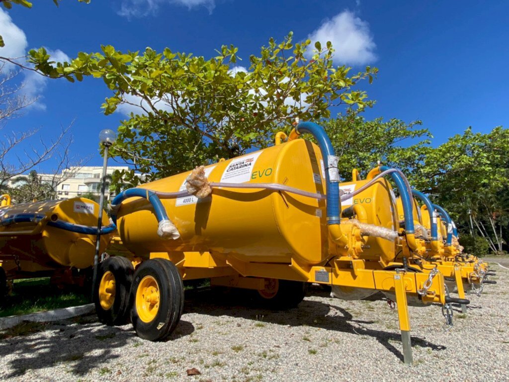 Governo do Estado entrega equipamentos agrícolas para mais de 130 municípios de Santa Catarina