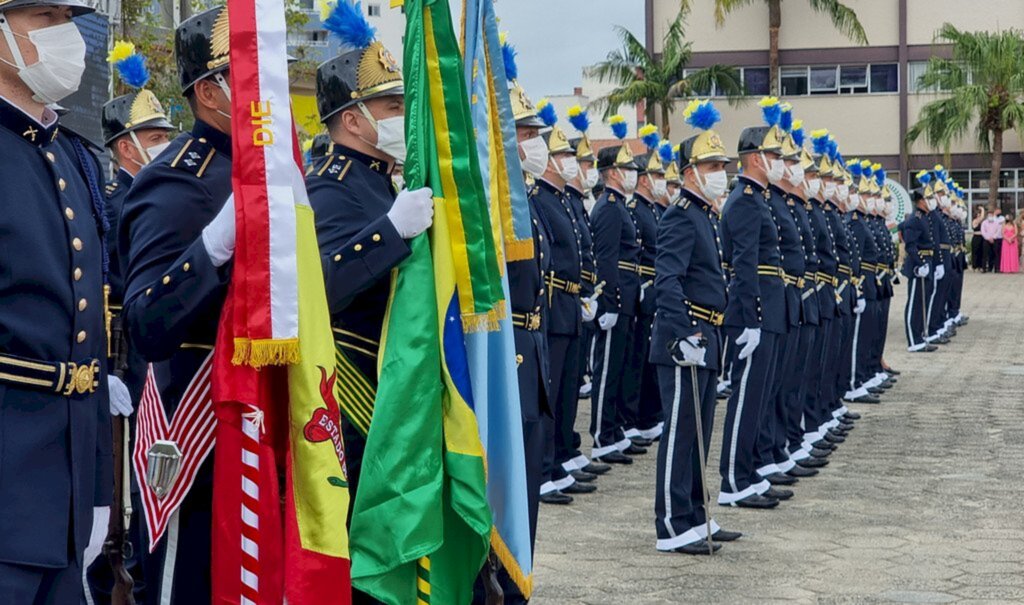 Em solenidade com presença do governador, Polícia Militar catarinense forma 42 aspirantes a oficial