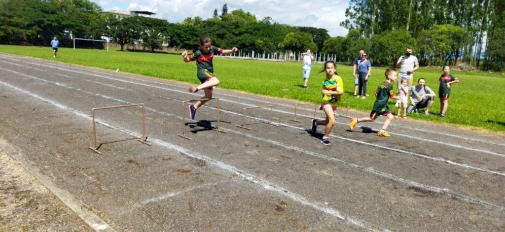 Atletas apresentam desenvoltura no atletismo