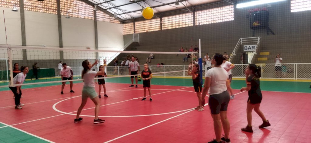 Festival de voleibol reúne pais e filhos