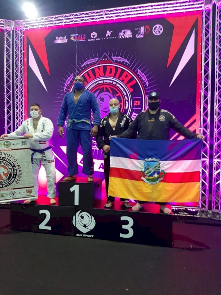 ATLETA ARARANGUAENSE GANHA MEDALHA DE BRONZE EM COMPETIÇÃO MUNDIAL DE JIU-JITSU