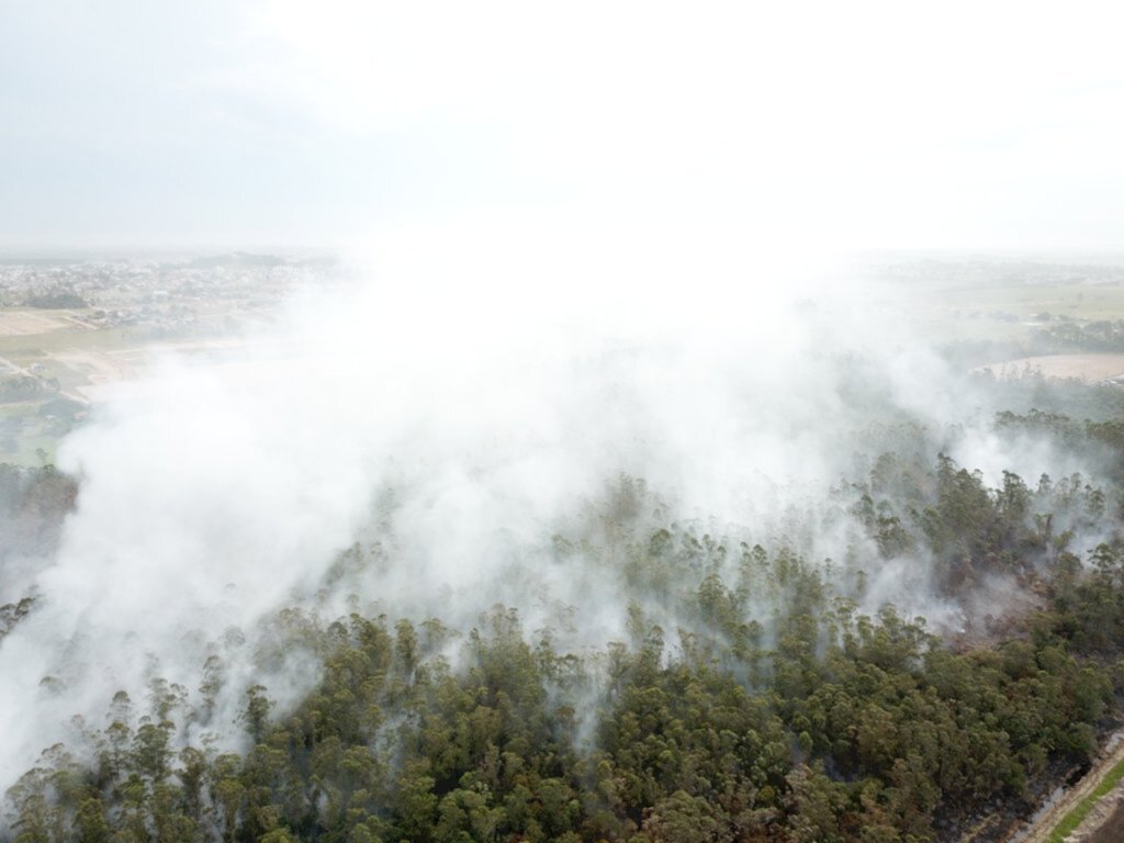 Há alguns dias, tem sido observada a presença de fogo com grande emissão de fumaça na área urbana de nossa cidade devido a queima da turfa e fortes ventos.