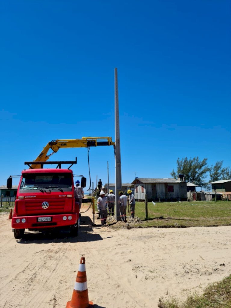 Inicia a implantação da rede elétrica na Praia do Melão