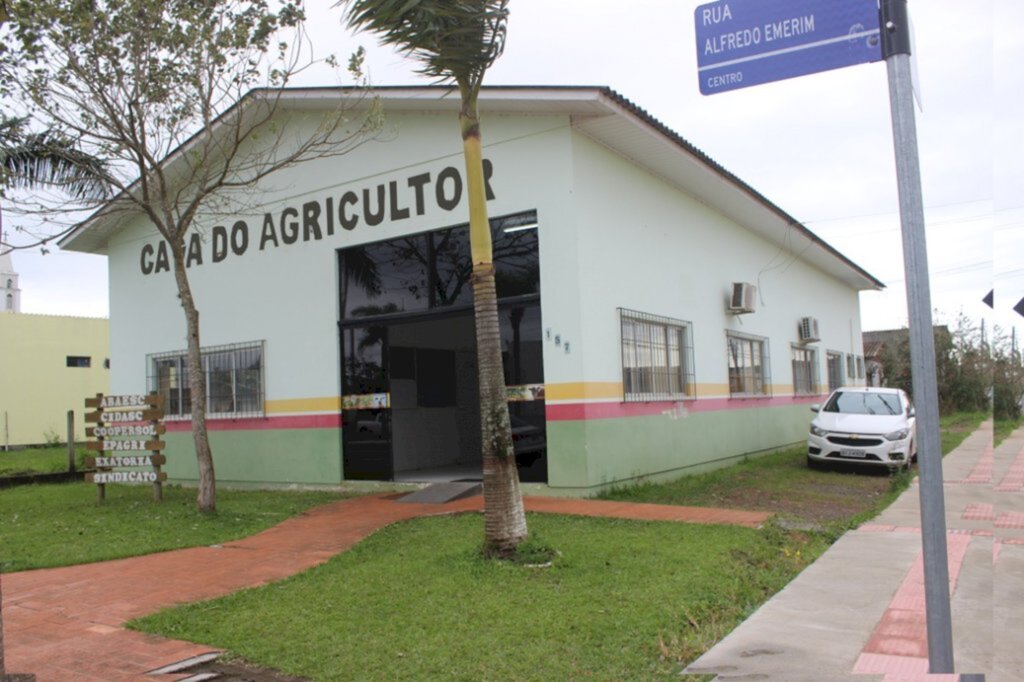 Casa do Agricultor é ponto de referência para serviços às famílias do campo Entidades governamentais e não-governamentais estão reunidas num único ambiente, para facilitar o acesso por parte de produtores rurais