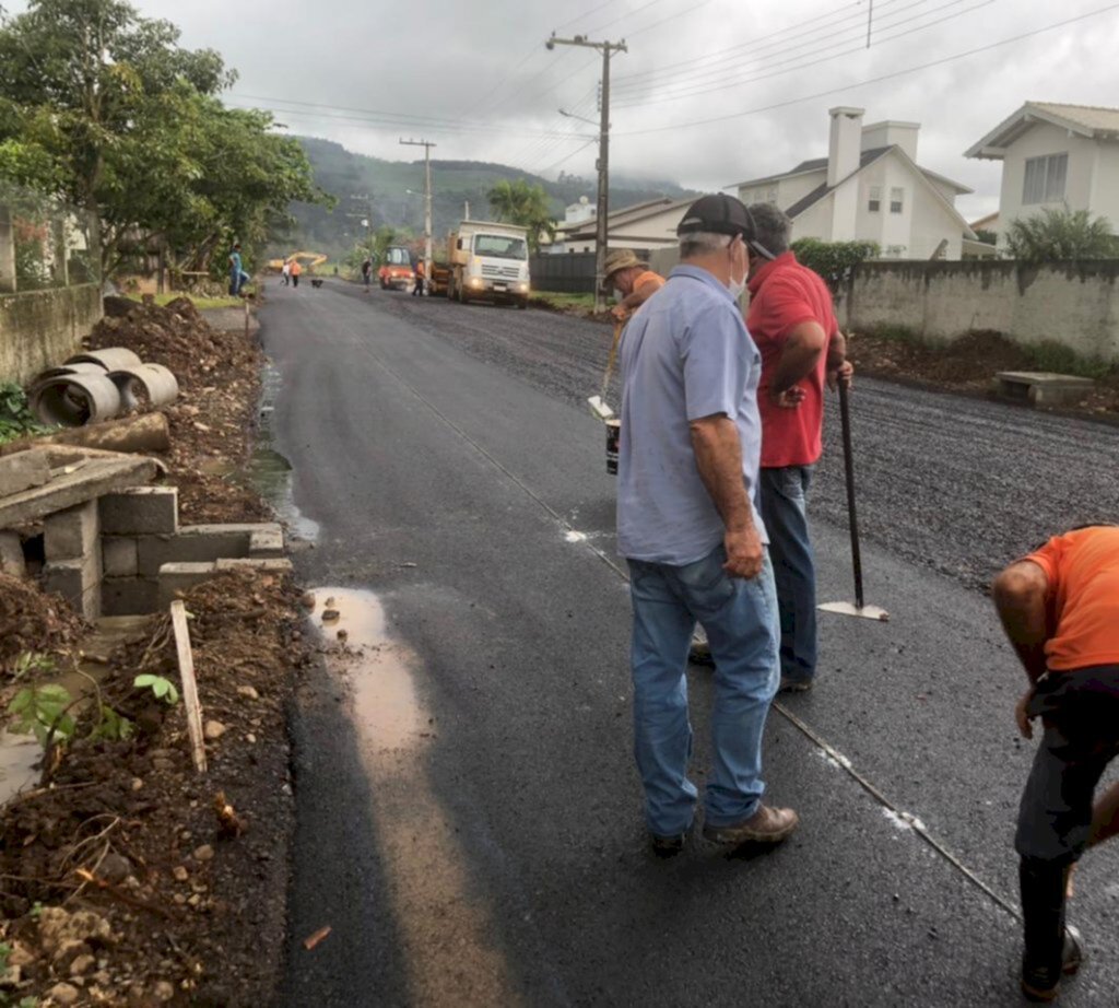 Chuva atrapalha, mas não impede início de mais uma pavimentação